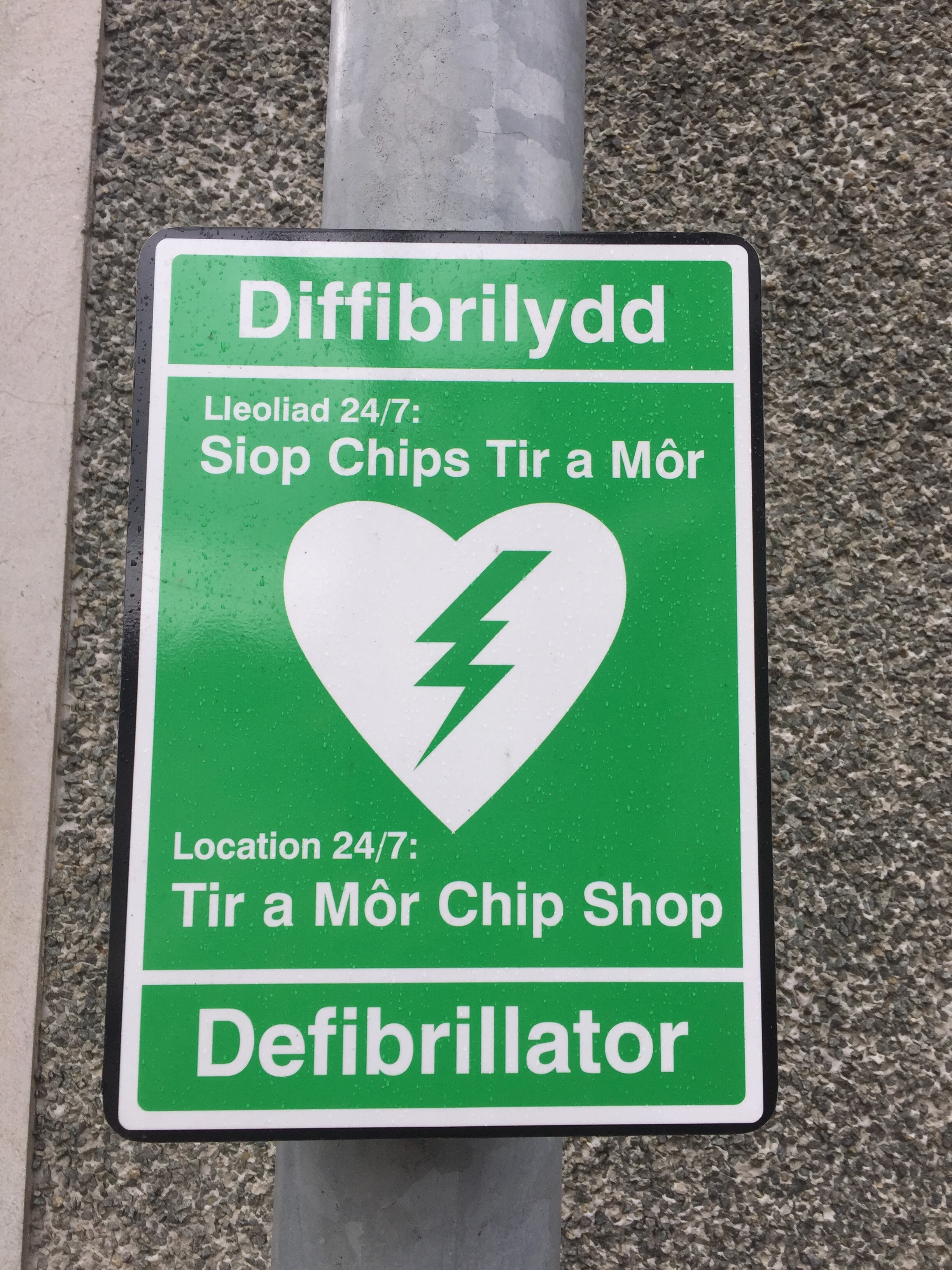 Enw Cymraeg ond bob dim yn Saesneg / Cymraeg name but everything in English