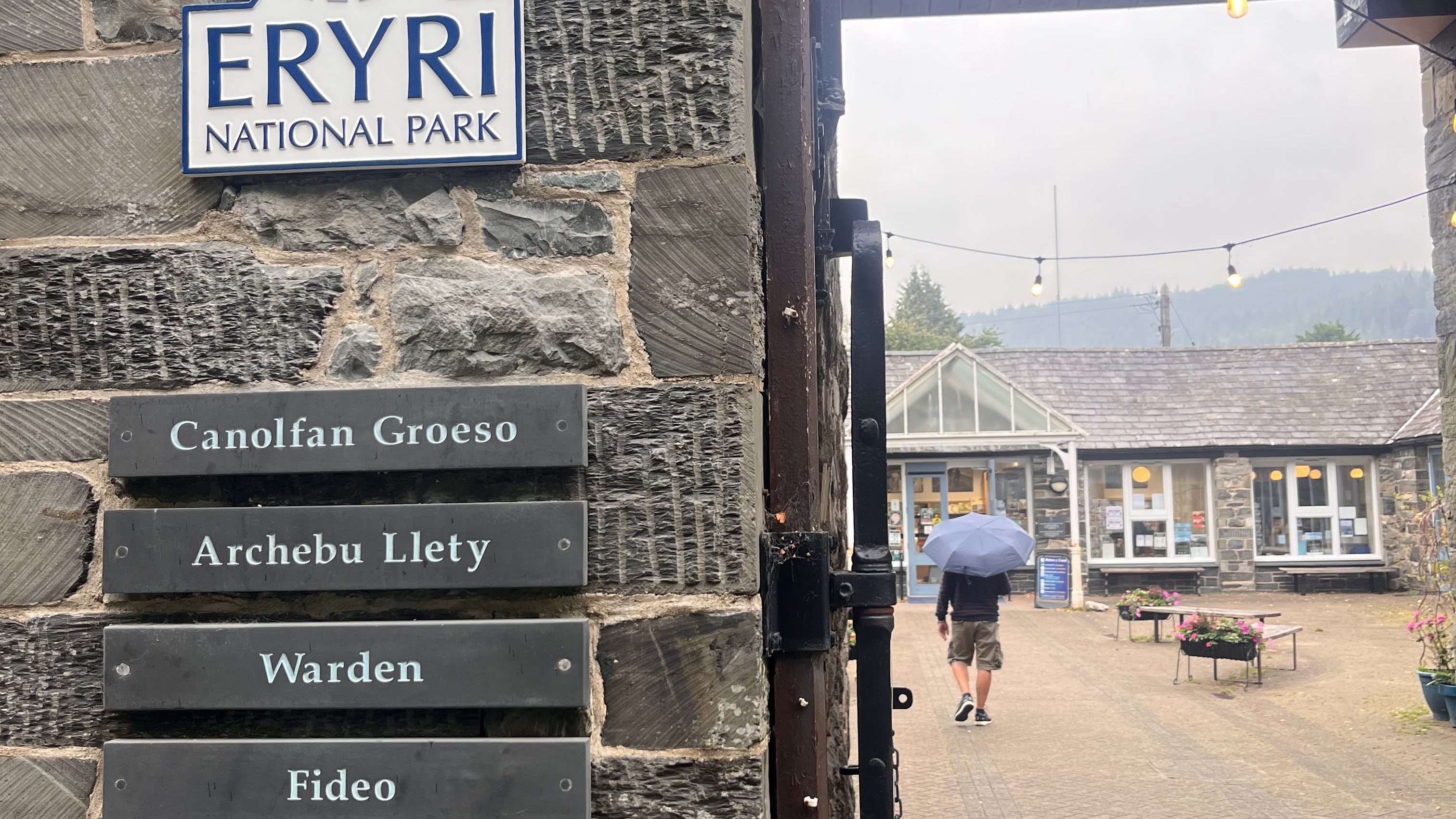 Canolfan  Gwybodaeth Parc Cenedlaethol Eryri / Information Centre